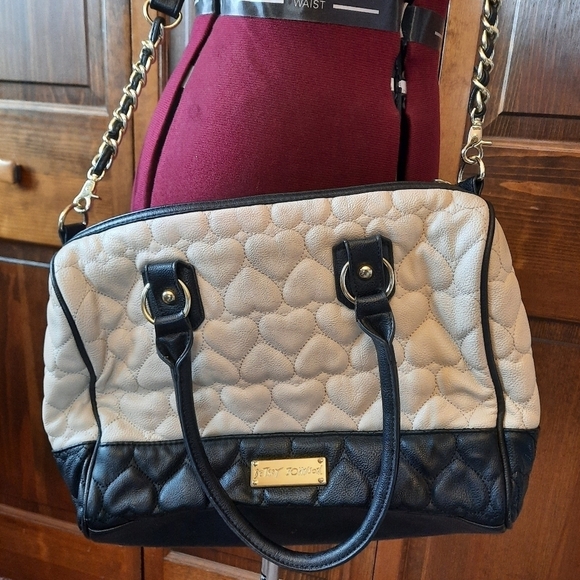 Vintage Y2K Betsey Johnson cream black faux leather quilted heart handbag purse - Picture 4 of 13